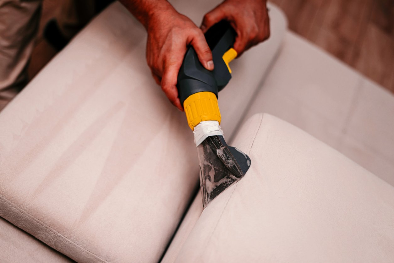 Cleaning a sofa with a sofa washer